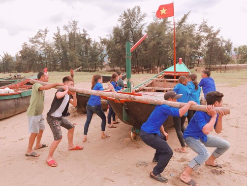 Thanh niên tình nguyện giúp đỡ ngư dân di dời tàu thuyền về nơi an toàn